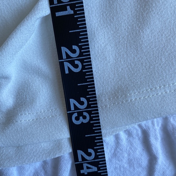 Cable and Gauge puff sleeved white blouse.Ruched front with slit neck & hook. M - Picture 9 of 16